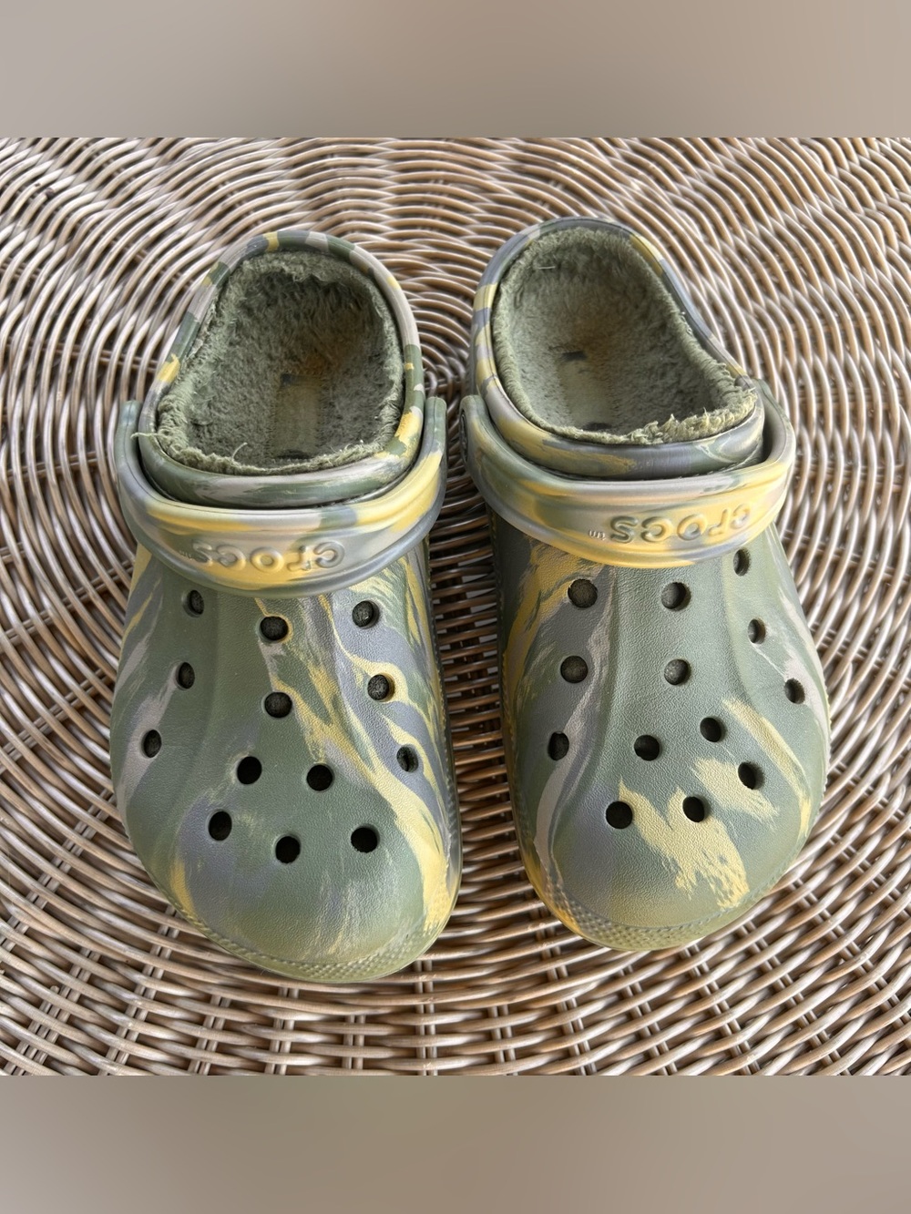 CROCS Men’s/women’s size 5 / 7 Green and Yellow Camouflage Fuzzy Lined